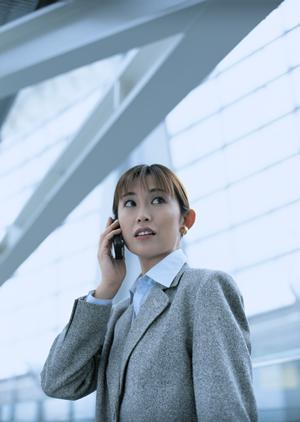 スーツの購入にアウトレットの検討が増加